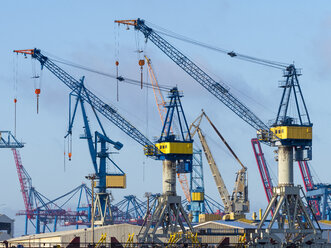 Deutschland, Hamburg, Kräne im Hafen - RJF00720