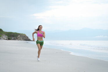 Frau läuft am Strand - ABAF02168