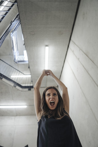 Schreiende Frau im Treppenhaus, lizenzfreies Stockfoto