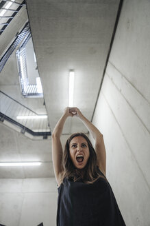 Screaming woman in staircase - JOSF01607