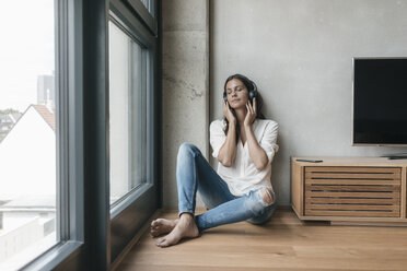 Relaxed woman listening to music at home - JOSF01656