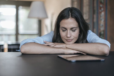 Frau mit Tablet auf Tisch liegend - JOSF01680