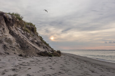 Deutschland, Nordfriesland, Sylt, Hörnum, leerer Strand bei Sonnenaufgang - KEBF00625