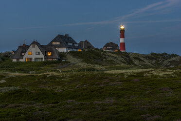 Germany, North Frisia, Sylt, Hoernum, thatched-roof houses and lighthouse - KEBF00627