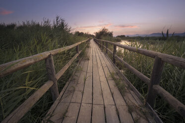 Spanien, Alicante, leere Uferpromenade in einem Sumpfgebiet bei Sonnenuntergang - DHCF00156