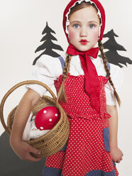 Porträt eines als Rotkäppchen verkleideten kleinen Mädchens - FSF00963