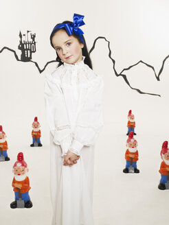 Porträt eines als Schneewittchen verkleideten kleinen Mädchens mit sechs Zwergen - FSF00972