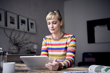 Porträt einer Frau mit Tablet in einem Loft - RBF05985