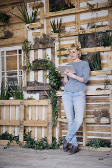 Woman using tablet - RBF06008