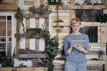 Smiling woman using tablet - RBF06010