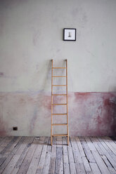 Ladder and picture in an unrenovated room in a loft - RBF06013