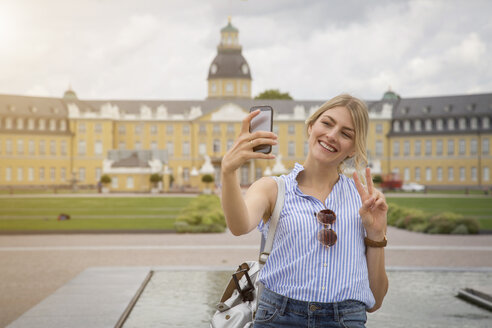 Germany, Karlsruhe, tourist taking selfie with smartphone - JUNF00900