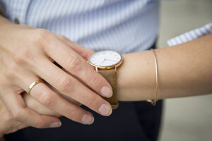 Businesswoman wearing wrist watch, close-up - JUNF00910