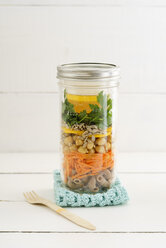 Ein Glas veganer gemischter Salat mit Vollkornnudeln, Kichererbsen und Gemüse - ECF01886