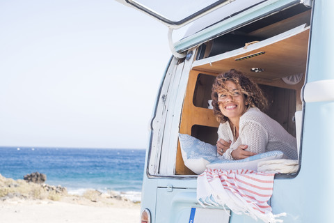 Spanien, Teneriffa, Porträt einer glücklichen Frau im Lieferwagen, lizenzfreies Stockfoto