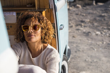 Spanien, Teneriffa, Porträt einer Frau mit Sonnenbrille in einem Lieferwagen sitzend - SIPF01721