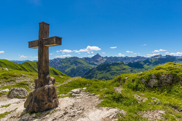 Germany, Bavaria, view from Koblat at Lake Laufbichel to Hochvogel Mountain - WGF01111