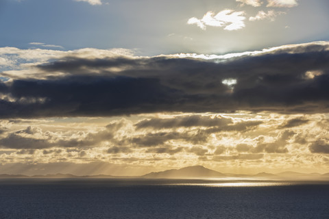 Großbritannien, Schottland, Innere Hebriden, Isle of Skye, Wolkenlandschaft bei Sonnenuntergang, lizenzfreies Stockfoto