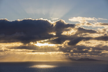 Großbritannien, Schottland, Innere Hebriden, Isle of Skye, Wolkenlandschaft bei Sonnenuntergang - FOF09335