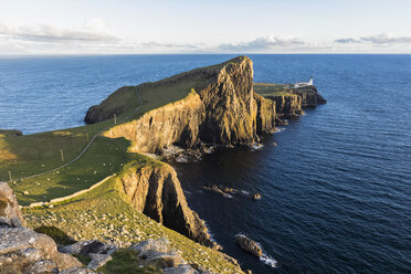 UK, Schottland, Innere Hebriden, Isle of Skye, Leuchtturm am Neist Point - FOF09337