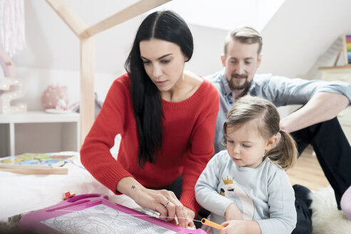 Eltern spielen mit ihrer kleinen Tochter im Kinderzimmer - SBOF00611