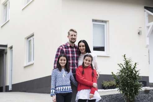 Porträt der Eltern und Zwillingstöchter vor dem Haus der Familie - SBOF00621