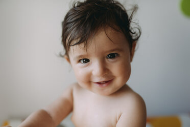 Porträt eines glücklichen kleinen Mädchens - GEMF01788