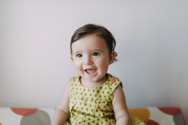 Porträt eines glücklichen kleinen Mädchens in einem Kleid - GEMF01795