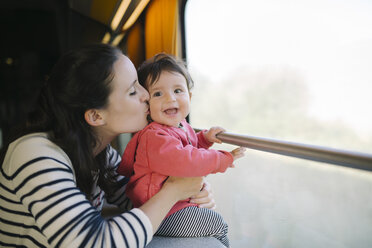 Glückliche Mutter und ihr kleines Mädchen auf einer Zugfahrt - GEMF01803