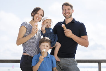 Happy family with two children eating ice cream - MIDF00856