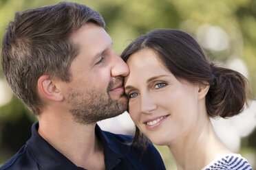 Portrait of happy couple outdoors - MIDF00859