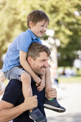 Father carrying son on shoulders - MIDF00860