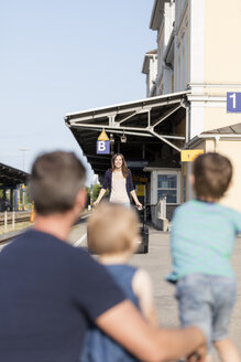 Familie empfängt ankommende Mutter auf dem Bahnsteig - MIDF00872