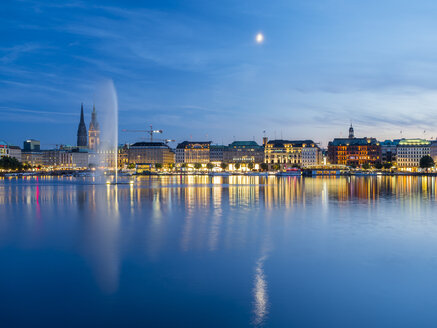 Deutschland, Hamburg, Binnenalster mit Alsterbrunnen am Abend - RJF00727