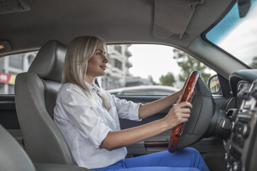 Business-Frau in einem Auto Befestigung ihrer Sicherheitsgurt, lizenzfreies  Stockfoto