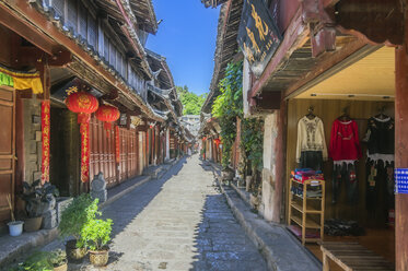 China, Yunnan, Lijiang, malerische Gasse in der Altstadt - THAF01998