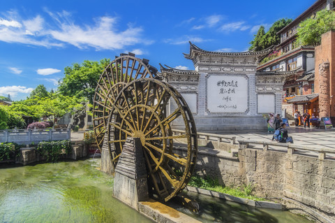 China, Yunnan, Lijiang, Wasserräder in der Altstadt, lizenzfreies Stockfoto