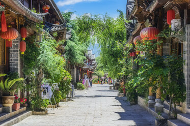 China, Yunnan, Lijiang, malerische Gasse in der Altstadt - THAF02000