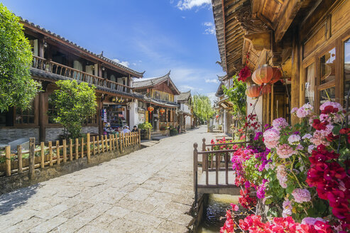 China, Yunnan, Lijiang, malerische Gasse in der Altstadt - THAF02002