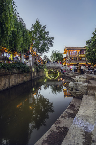 China, Yunnan, Lijiang, Abendstimmung in der Altstadt, lizenzfreies Stockfoto