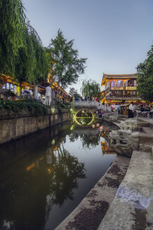 China, Yunnan, Lijiang, Abendstimmung in der Altstadt - THAF02005