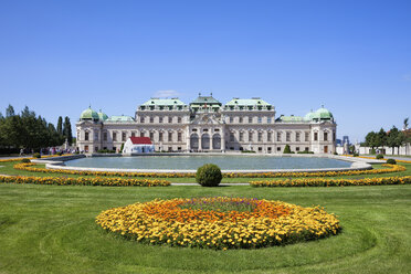 Österreich, Wien, Blick auf das obere Belvedere mit Teich im Vordergrund - ABOF00245