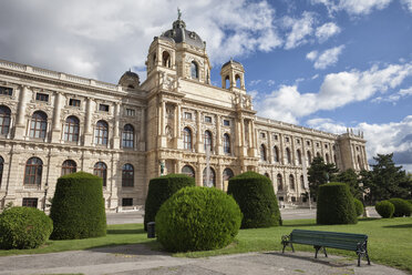Österreich, Wien, Blick auf das Naturhistorische Museum mit dem Triton-Brunnen im Vordergund - ABOF00248