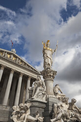 Österreich, Wien, Parlamentsgebäude mit Statue der Göttin Pallas Athene auf Brunnen im Vordergrund - ABOF00249