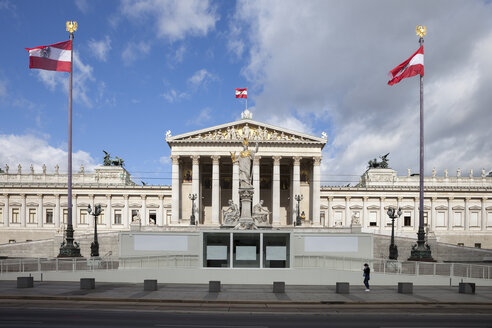 Österreich, Wien, Blick auf das Parlamentsgebäude mit der Statue der Göttin Pallas Athene im Vordergrund - ABOF00250