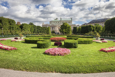 Österreich, Wien, Blick zum Burgtheater mit Volksgarten im Vordergrund - ABOF00251