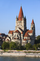 Österreich, Wien, Blick auf die Franz von Assisi Kirche - ABOF00258