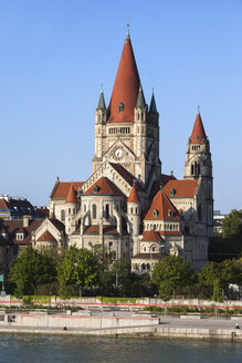Österreich, Wien, Blick auf die Franz von Assisi Kirche - ABOF00258