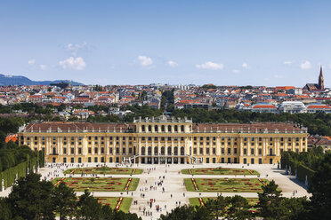 Österreich, Wien, Blick auf Schloss Schönbrunn von oben - ABOF00261