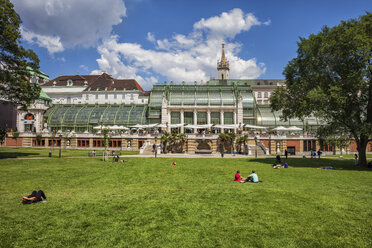 Österreich, Wien, Blick auf Menschen im Burggarten mit Palmen- und Schmetterlingshaus im Hintergrund - ABOF00262